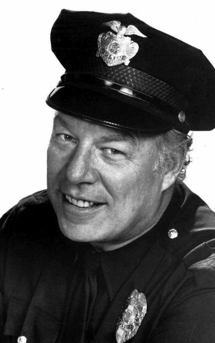  Photo of George Kennedy as Bumper Morgan from the television program The Blue Knight.. | Source: Wikimedia Commons