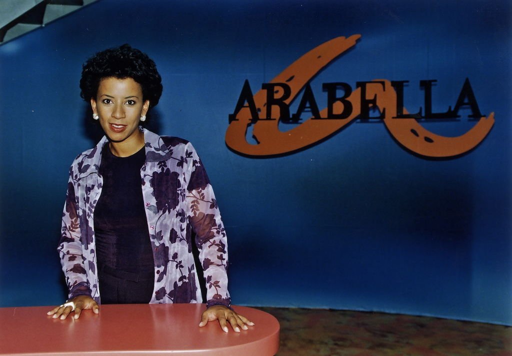 Arabella Kiesbauer steht hinter einem Tresen in der Kulisse zu ihrer Talkshow "Arabella" auf der IFA in Berlin - September 1997. (Foto von XAMAX) I Quelle: Getty Images