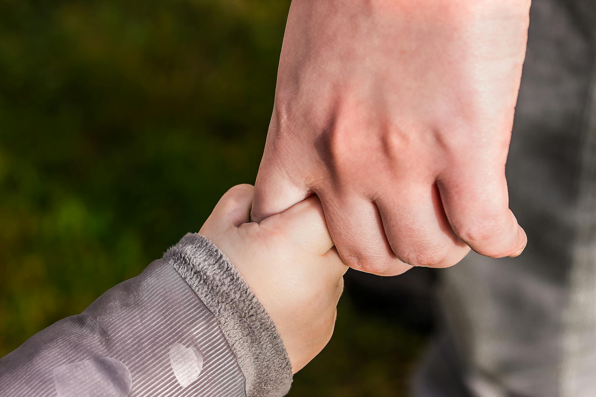 A child holding a man's hand | Source: Pexels