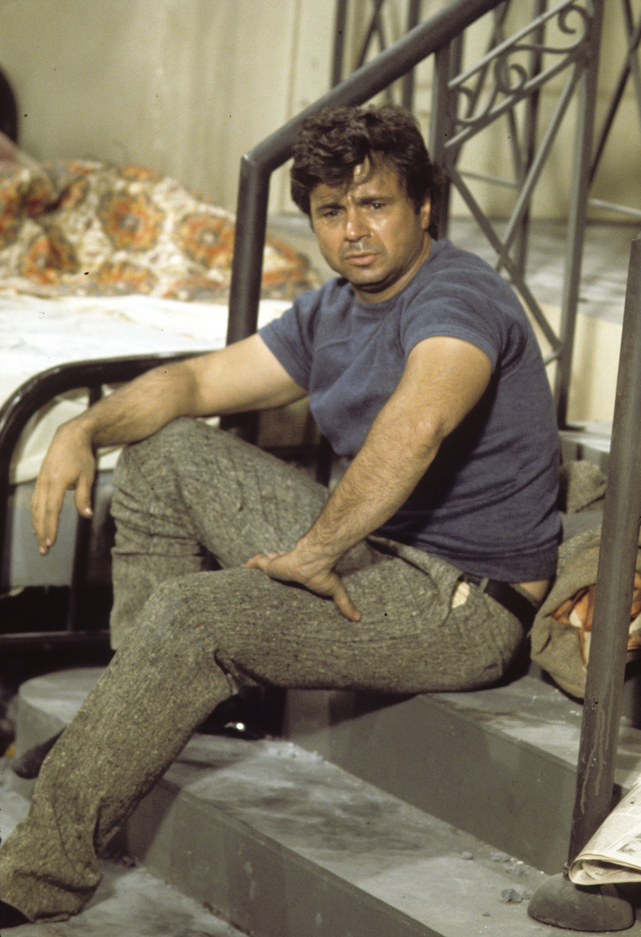 Robert Blake as Detective Tony Baretta in "Baretta" on November 24, 1976 | Source: Getty Images