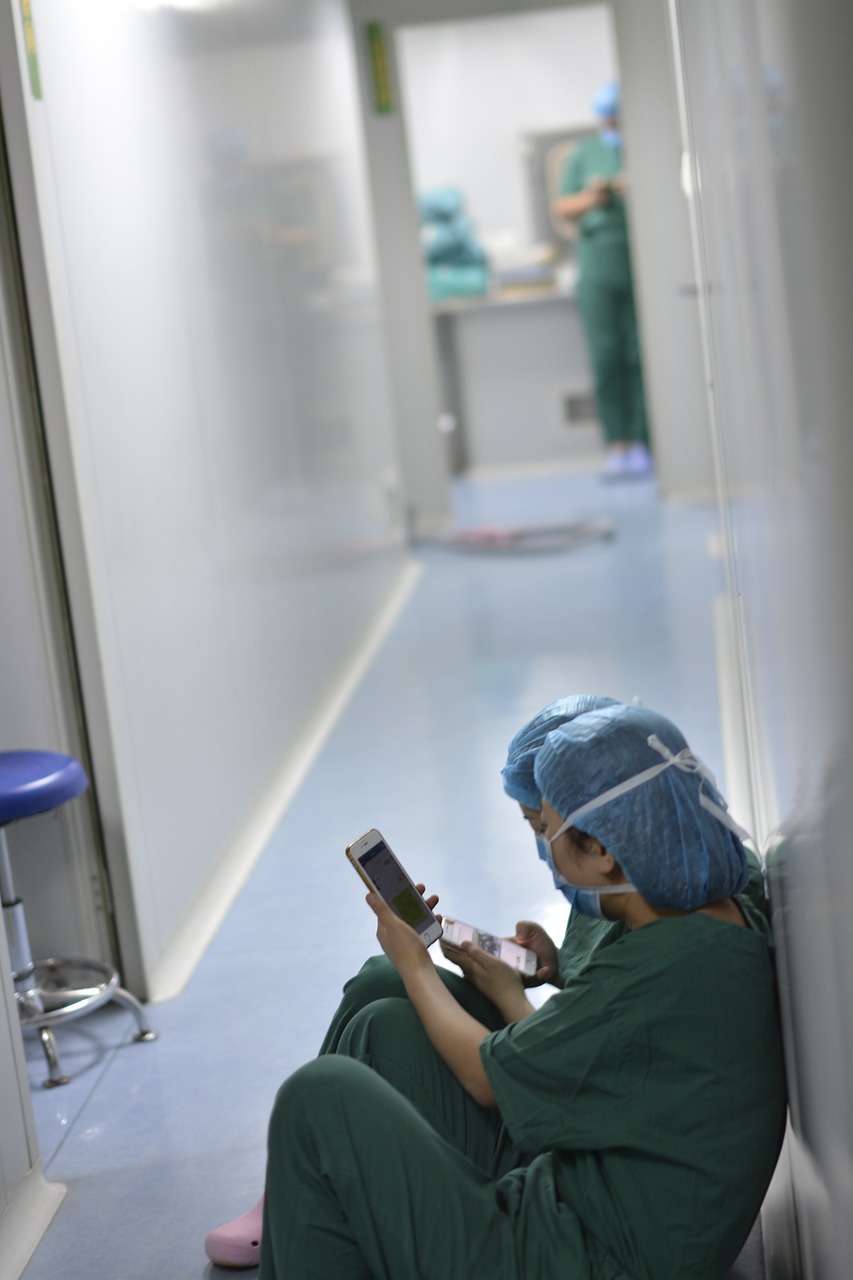 Exhausted nurses taking a break in a hospital corridor | Source: Pixabay