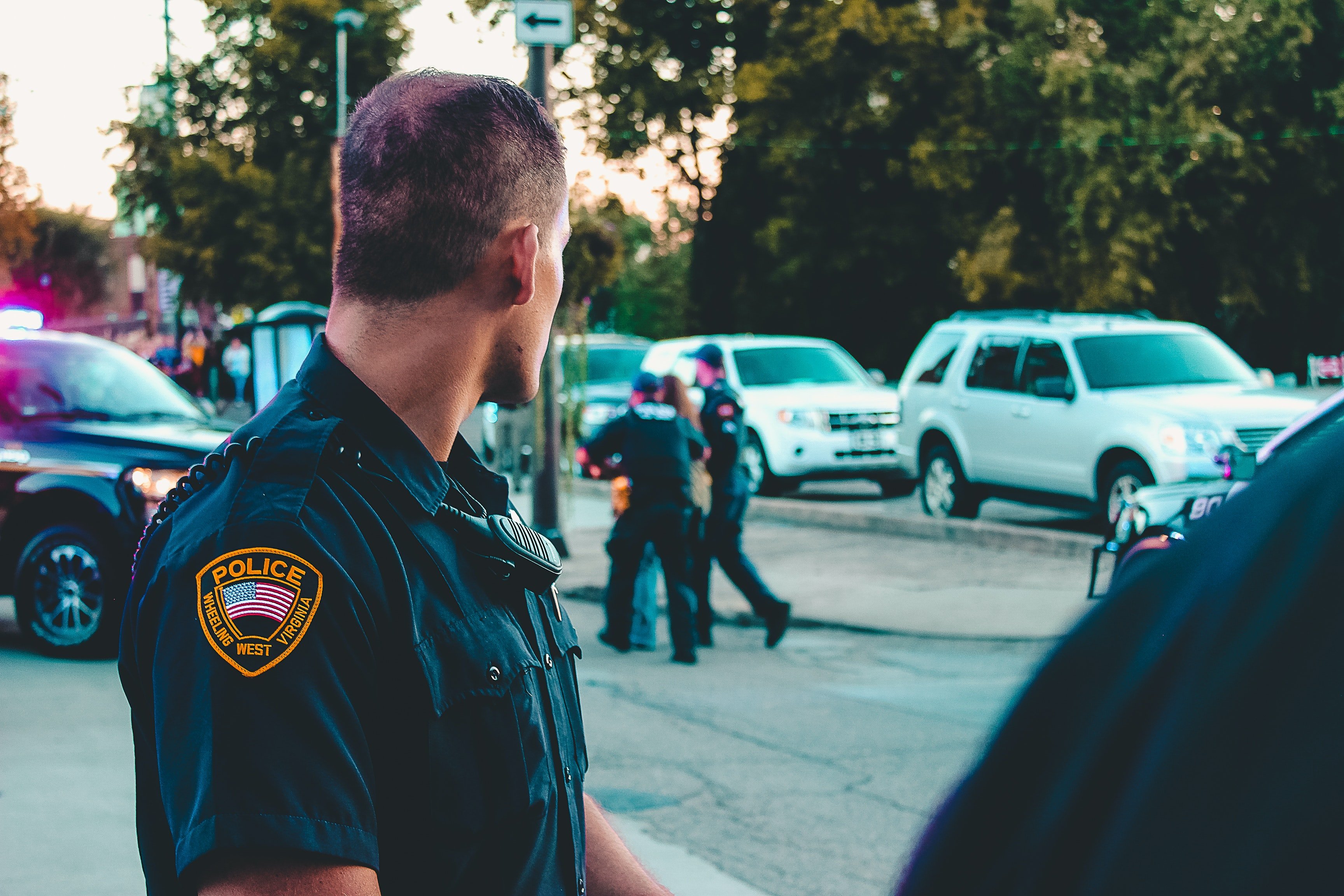Polizist beobachtet Passanten | Quelle: Pexels