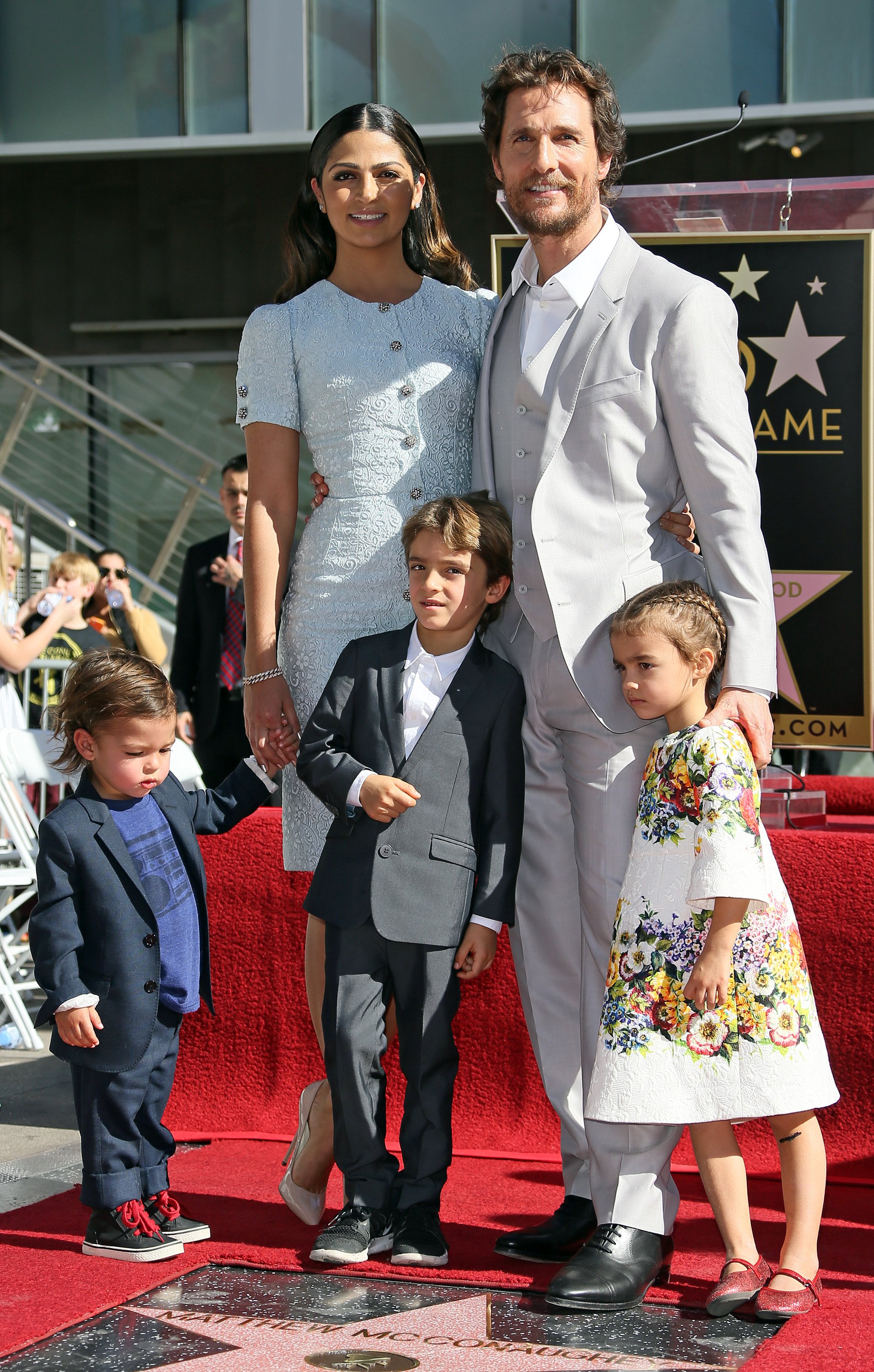 Model Camila Alves, Levi McConaughey, Livingston McConaughey und Vida McConaughey besuchen die Hollywood Walk of Fame Zeremonie für Matthew McConaughey am 17. November 2014 in Hollywood, Kalifornien. ┃Source: Getty Images