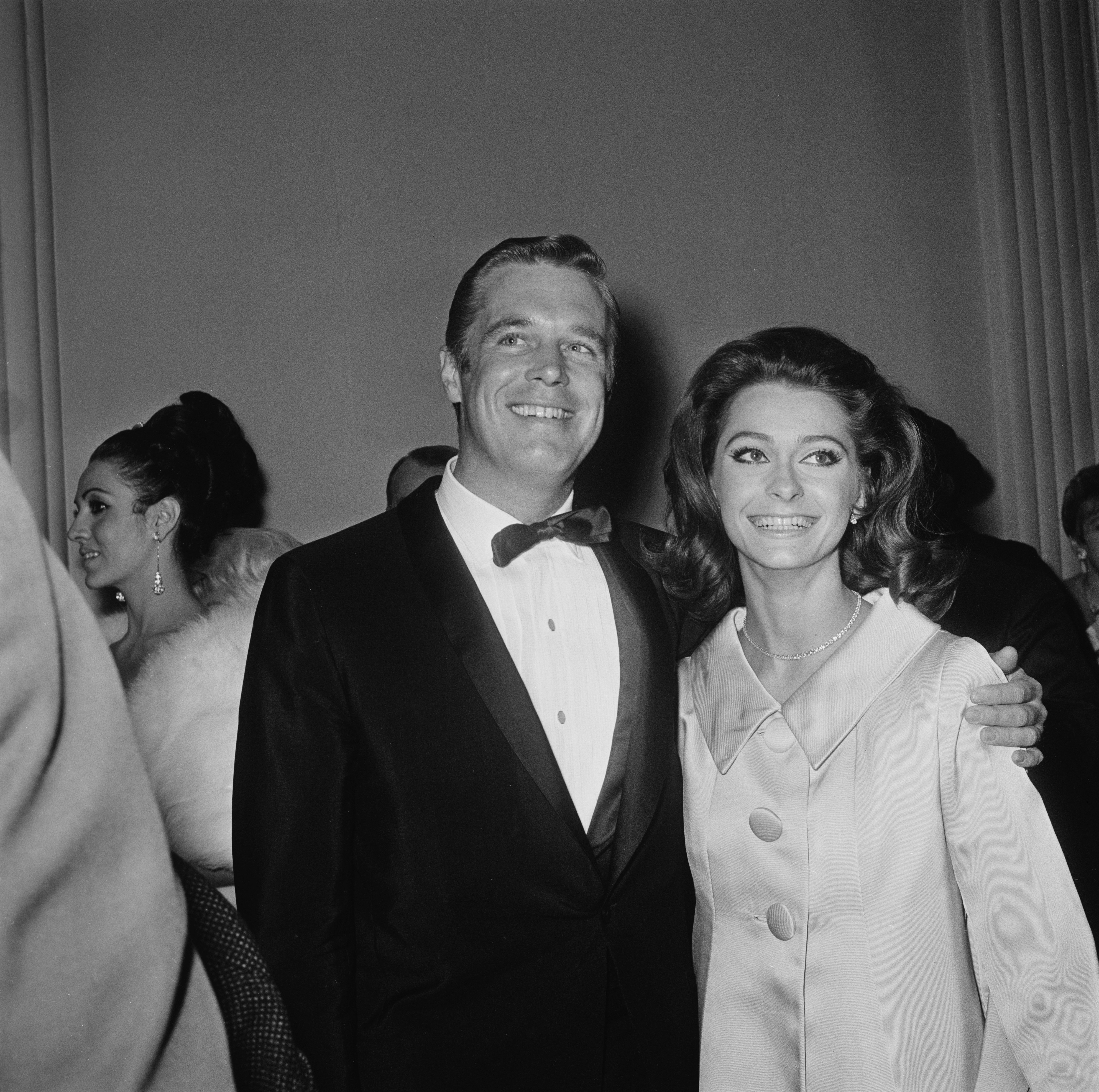George Peppard and Elizabeth Ashley at the premiere of the film "The Sand Pebbles" in 1966 | Photo: Getty Images