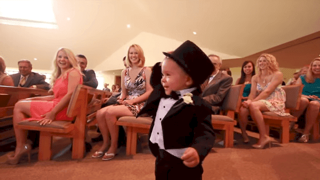 Imagen tomada de: YouTube / Ringbearer Entrance Imagen tomada de: YouTube / Ringbearer Entrance