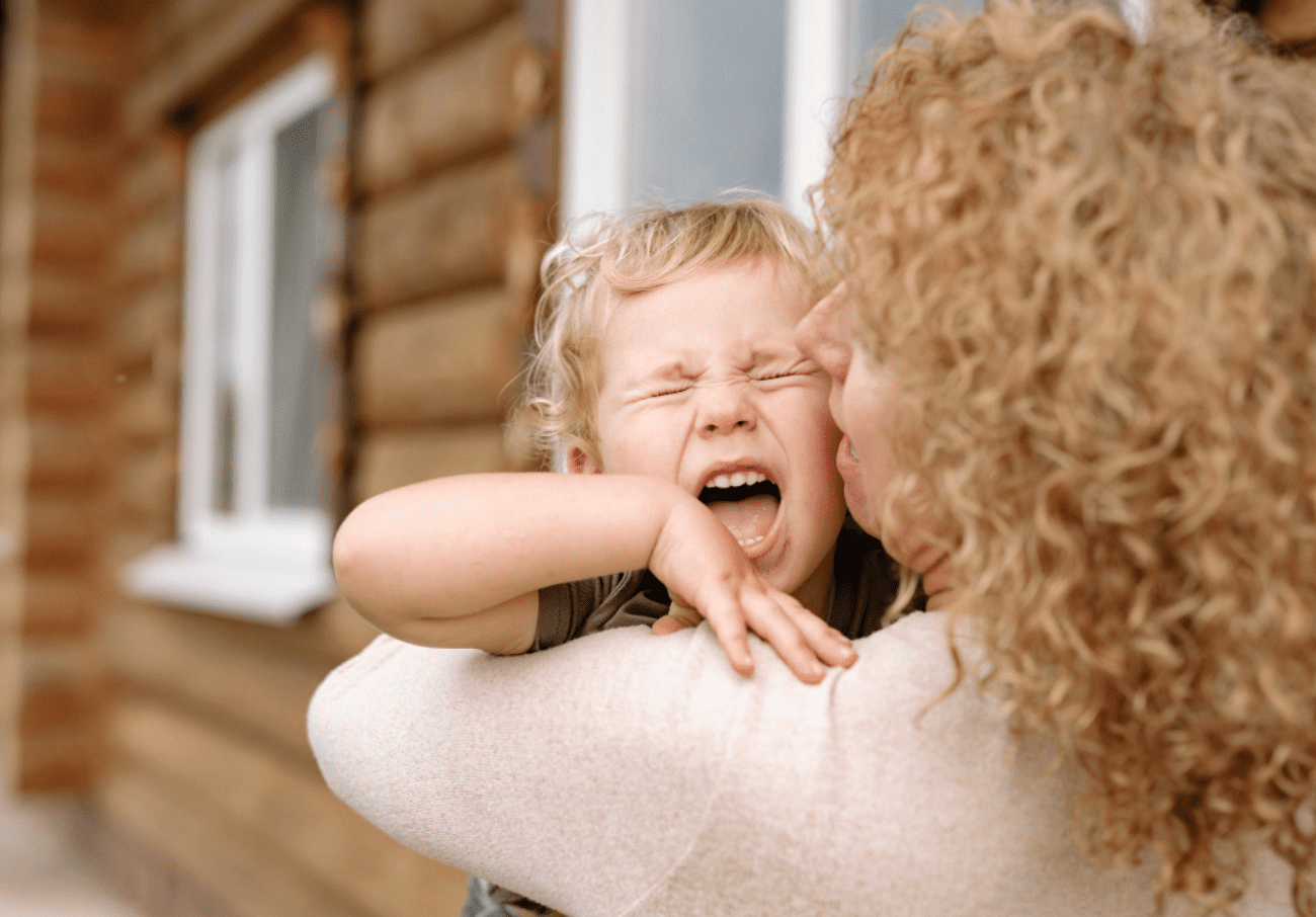 Frau bemüht sich, ein schreiendes Kind zu beruhigen. | Quelle: Pexels