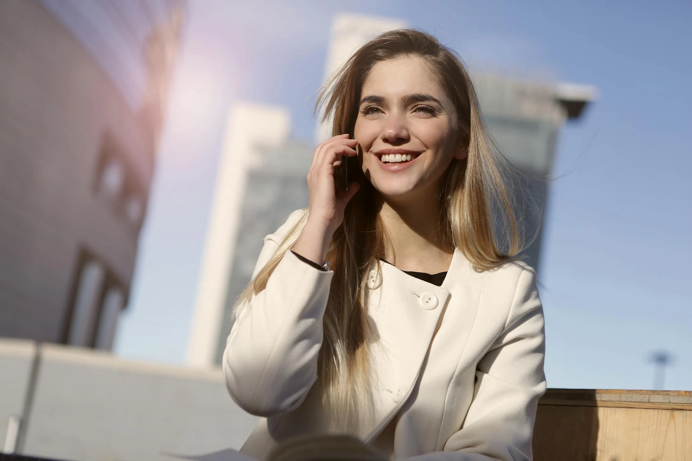 Uma mulher feliz falando ao telefone | Fonte: Pexels