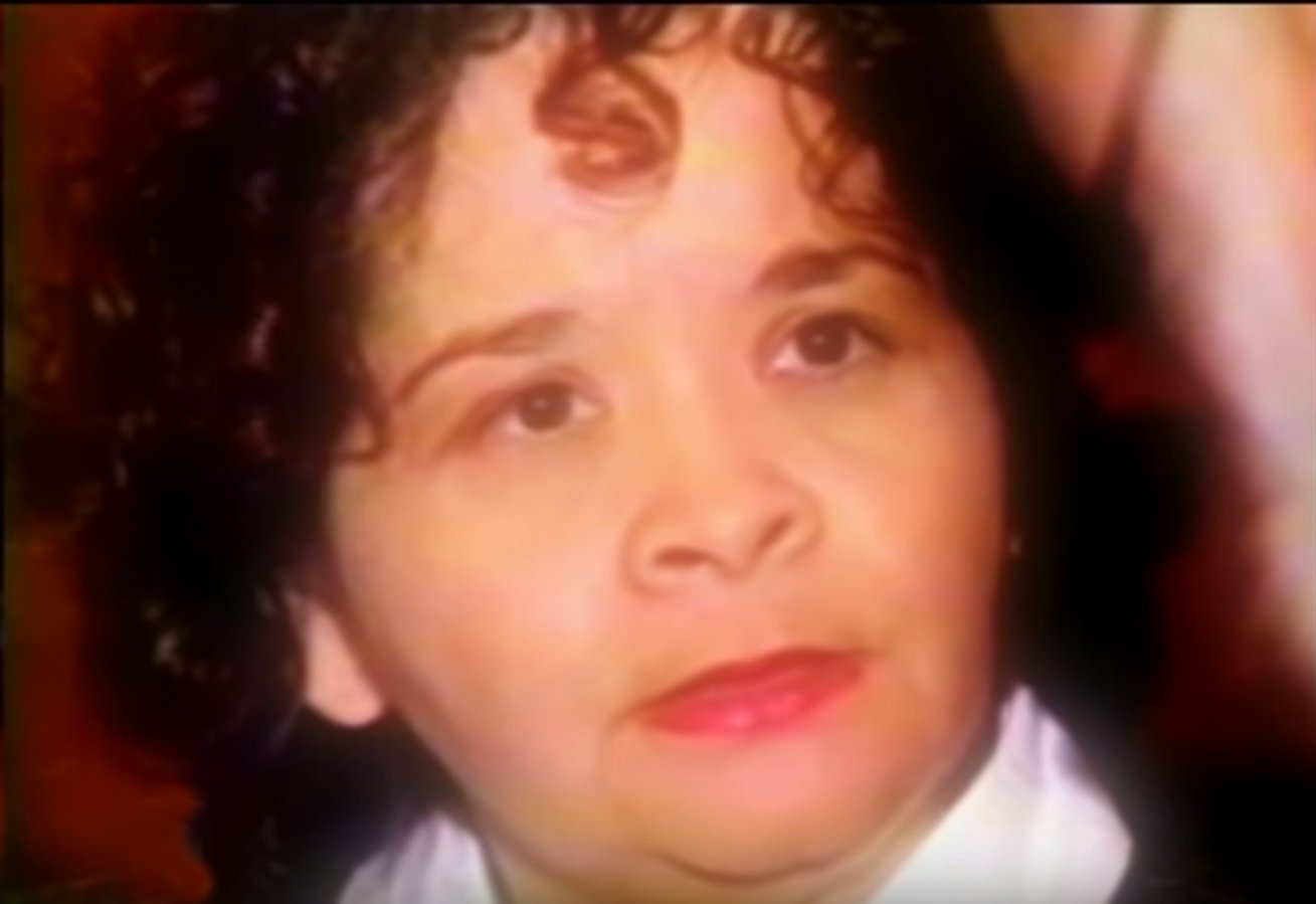 Close-up de Yolanda Saldívar, amiga y asesina de Selena Quintanilla. | Foto: Youtube / Ventaneando