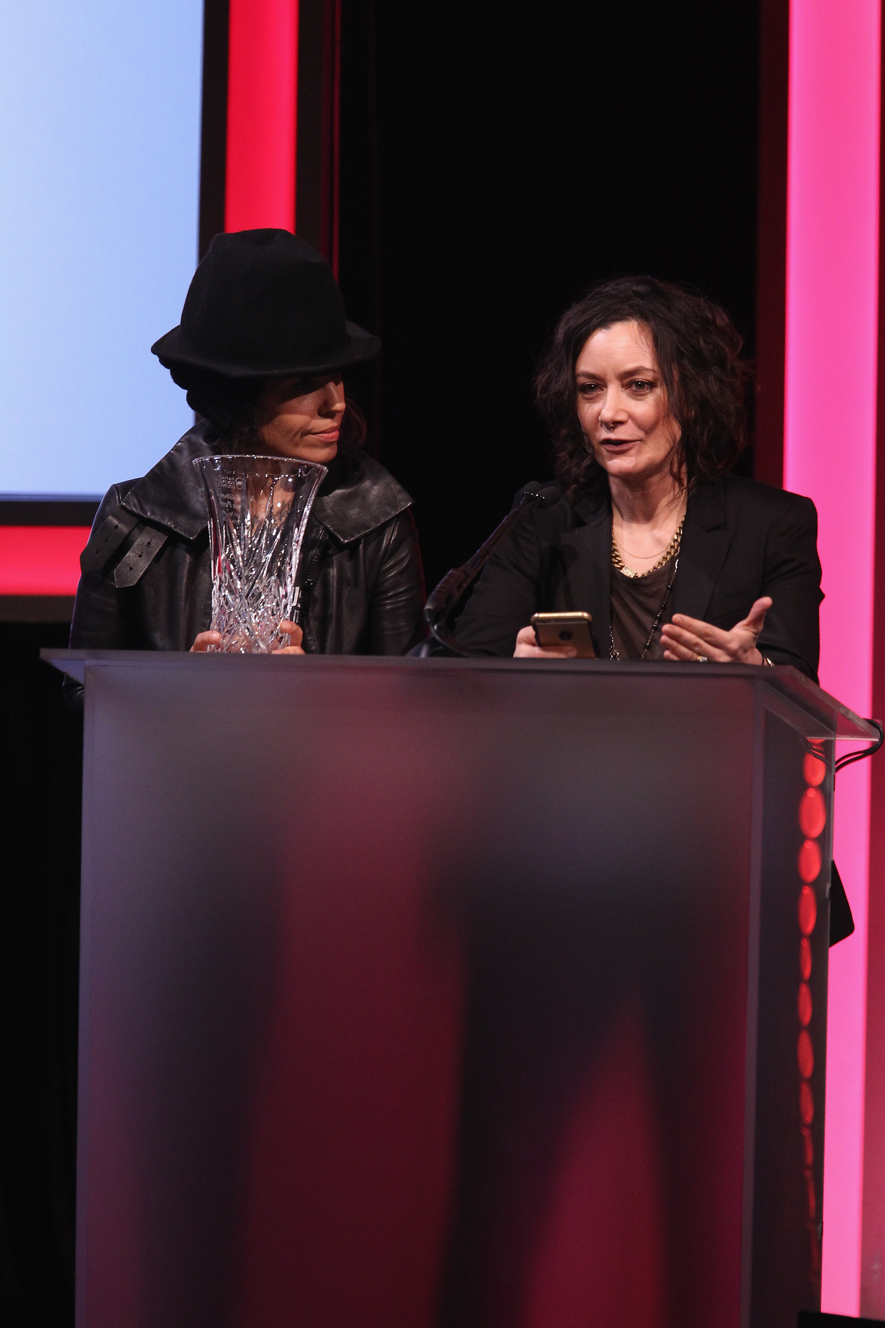 Linda Perry and Sara Gilbert at Family Equality Council's Impact Awards in Beverly Hills, California on March 12, 2016 | Source: Getty Images