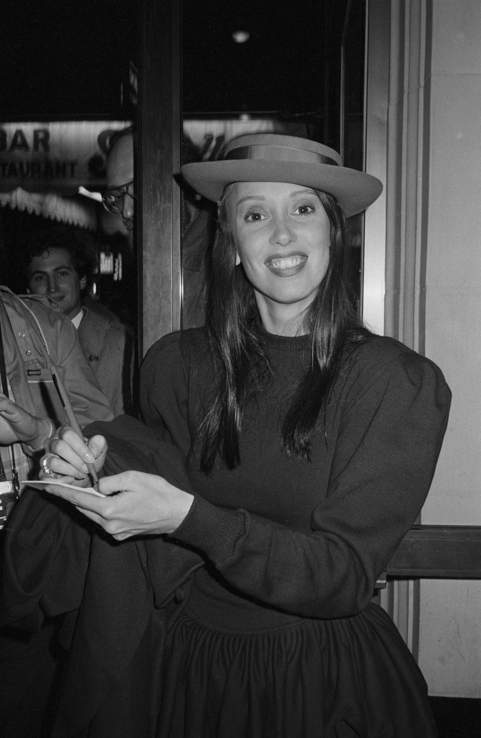 Shelley Duvall signs autographs, circa 1970 | Source: Getty Images