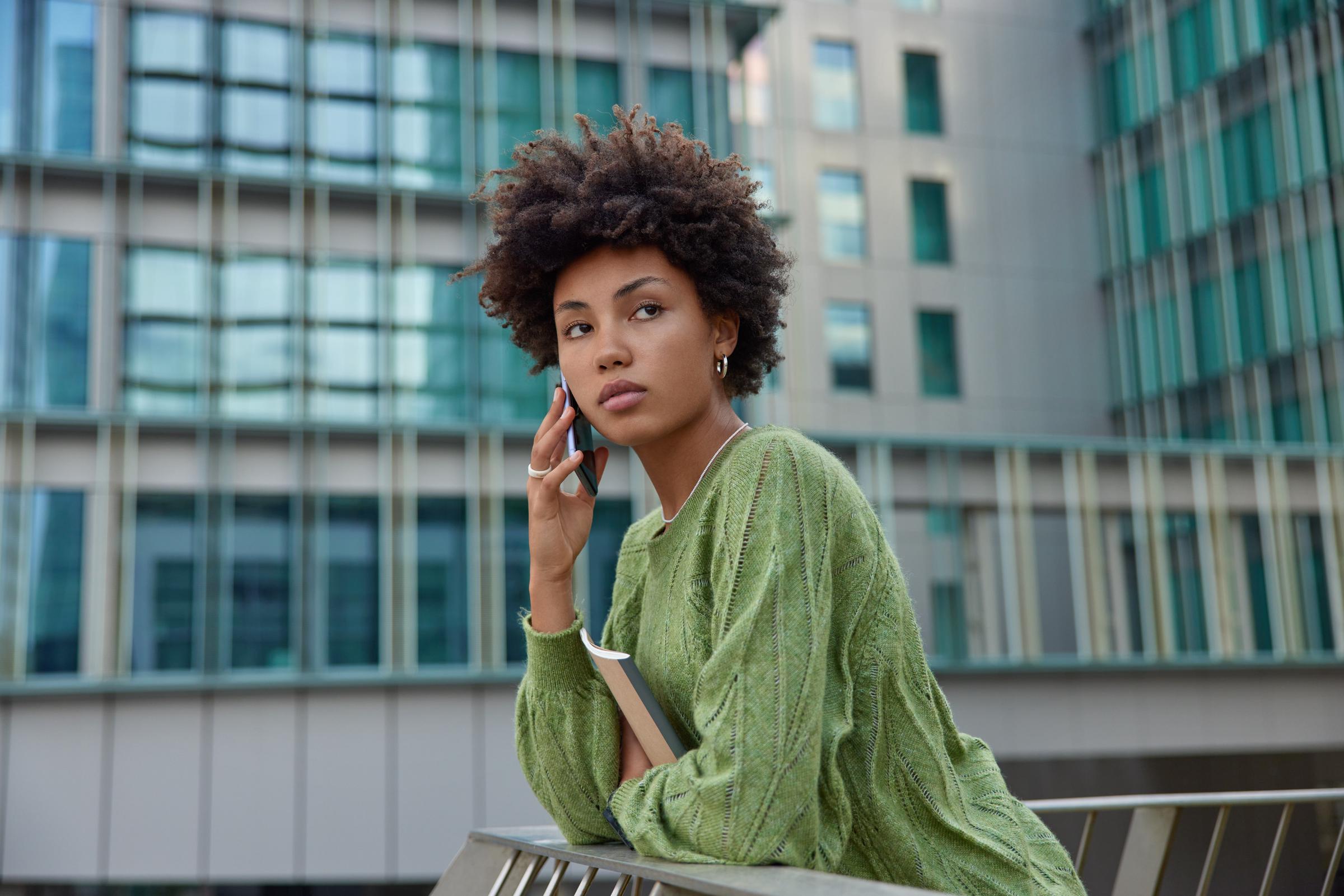 A worried-looking woman talking on the phone | Source: Freepik