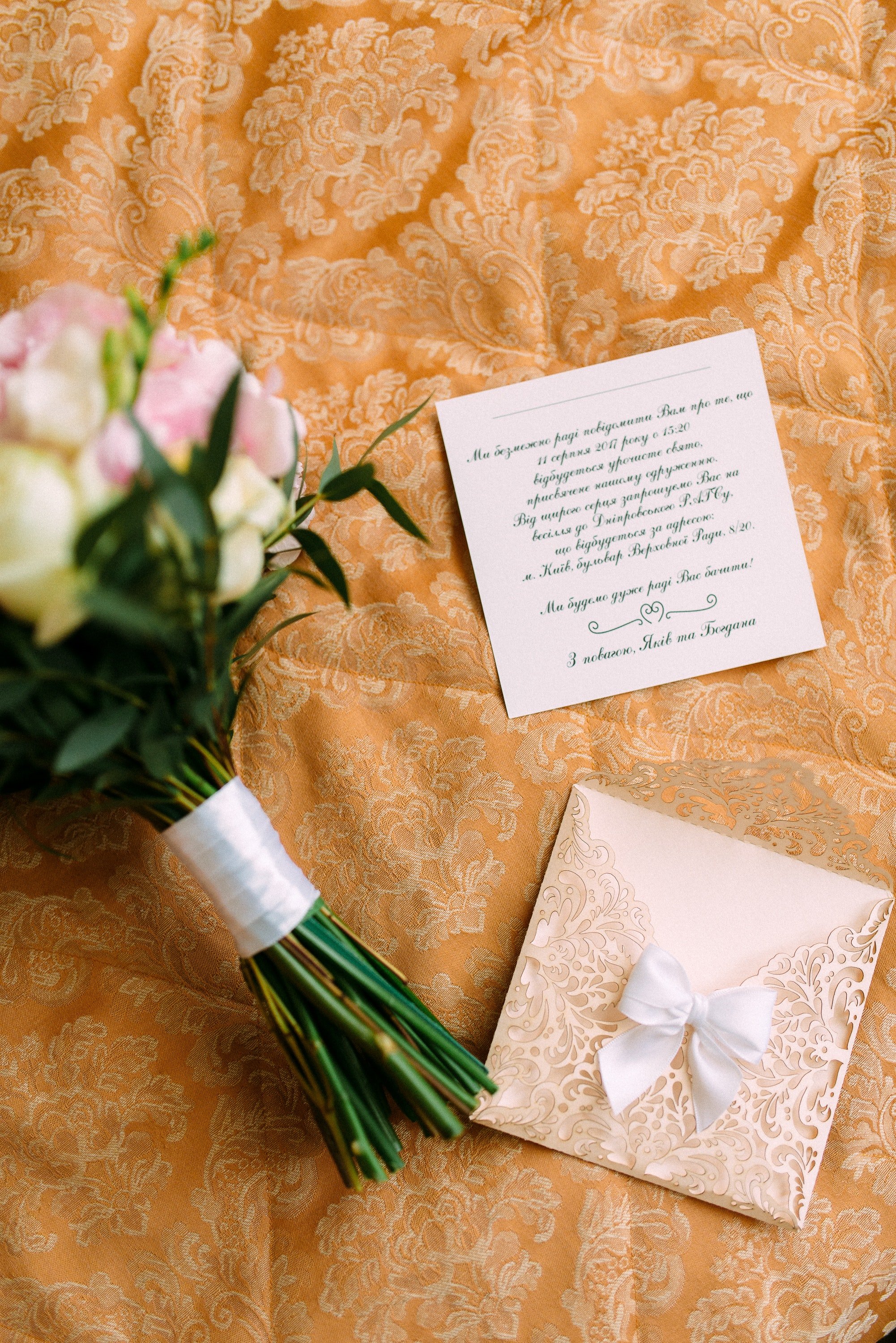 Una tarjeta de invitación junto a un ramo de flores. | Foto: Pexels