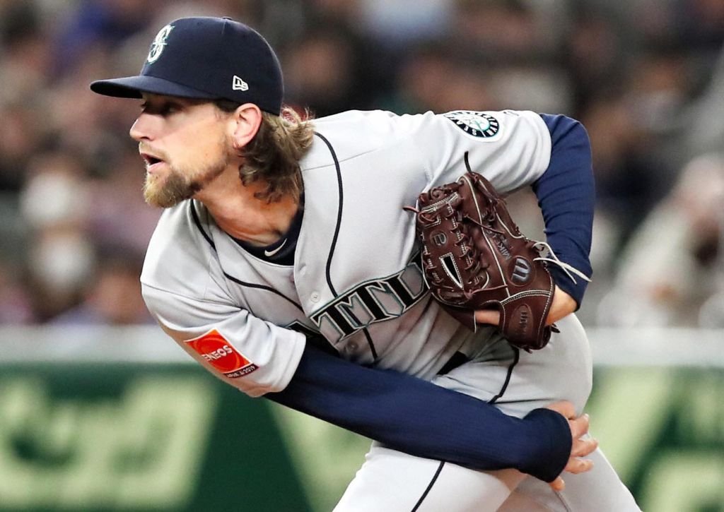Mike Leake throws during the game between the Yomiuri Giants and Seattle Mariners on March 17 | Photo: Getty Images