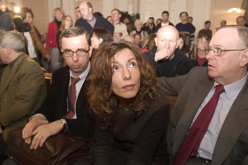 Kristina Rady, épouse du chanteur français Bertrand Cantat (au centre), attend l'audience qui débutera le 16 mars 2004 à Vilnius. Cantat devait être jugé dans la capitale lituanienne, accusé du meurtre de sa petite amie, Marie Trintignant, une star de cinéma | Source : Getty Images. Kristina Rady, épouse du chanteur français Bertrand Cantat (au centre), attend l'audience qui débutera le 16 mars 2004 à Vilnius. Cantat devait être jugé dans la capitale lituanienne, accusé du meurtre de sa petite amie, Marie Trintignant, une star de cinéma | Source : Getty Images.