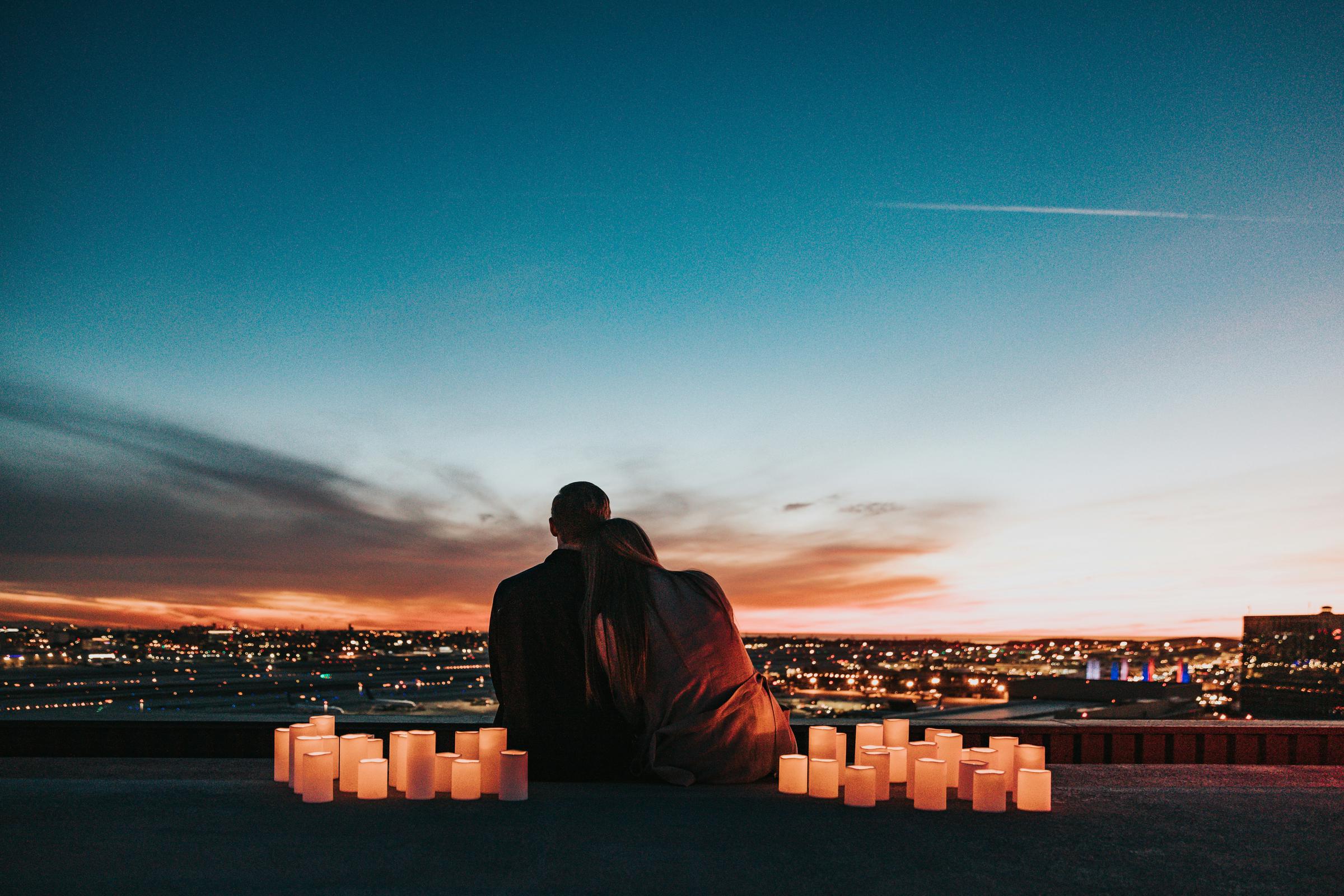 A cozy couple | Source: Unsplash