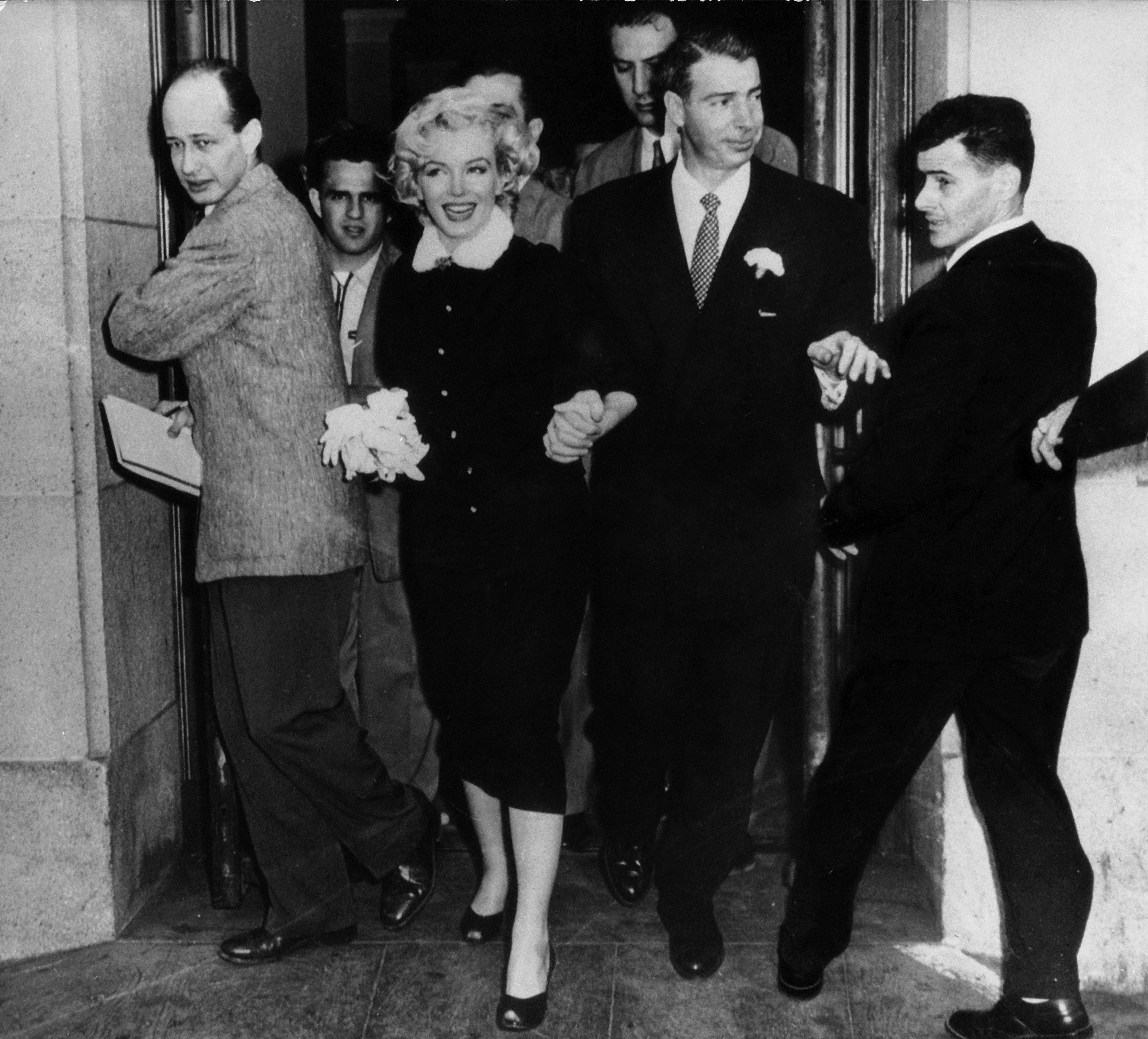 Marilyn Monroe y Joe DiMaggio abandonan el ayuntamiento después de su boda. San Francisco, 14 de enero de 1954. | Foto: Getty Images Marilyn Monroe y Joe DiMaggio abandonan el ayuntamiento después de su boda. San Francisco, 14 de enero de 1954. | Foto: Getty Images