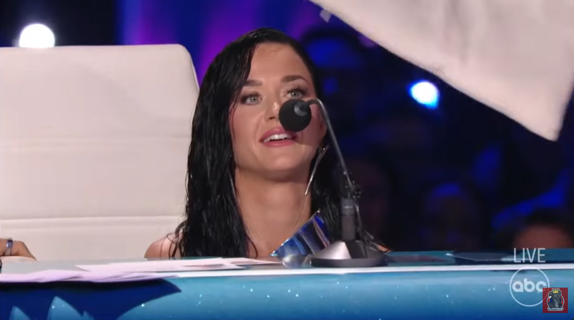A close screenshot of Katy Perry talking to Ryan Seacrest and contestant Roman Collins during the live broadcast of "American Idol." | Source: Youtube/TALENTKINGHD