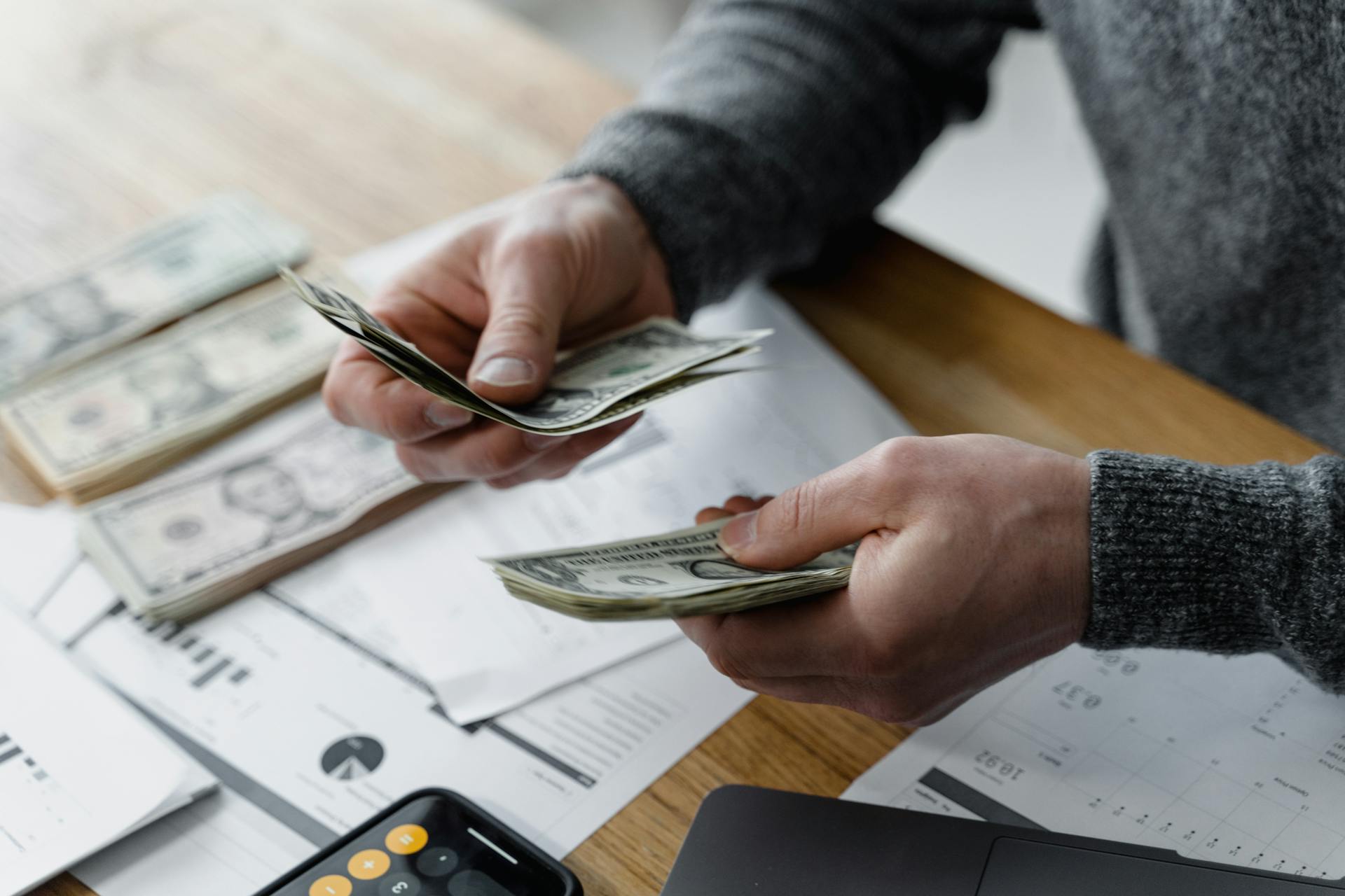 A man counting money | Source: Pexels