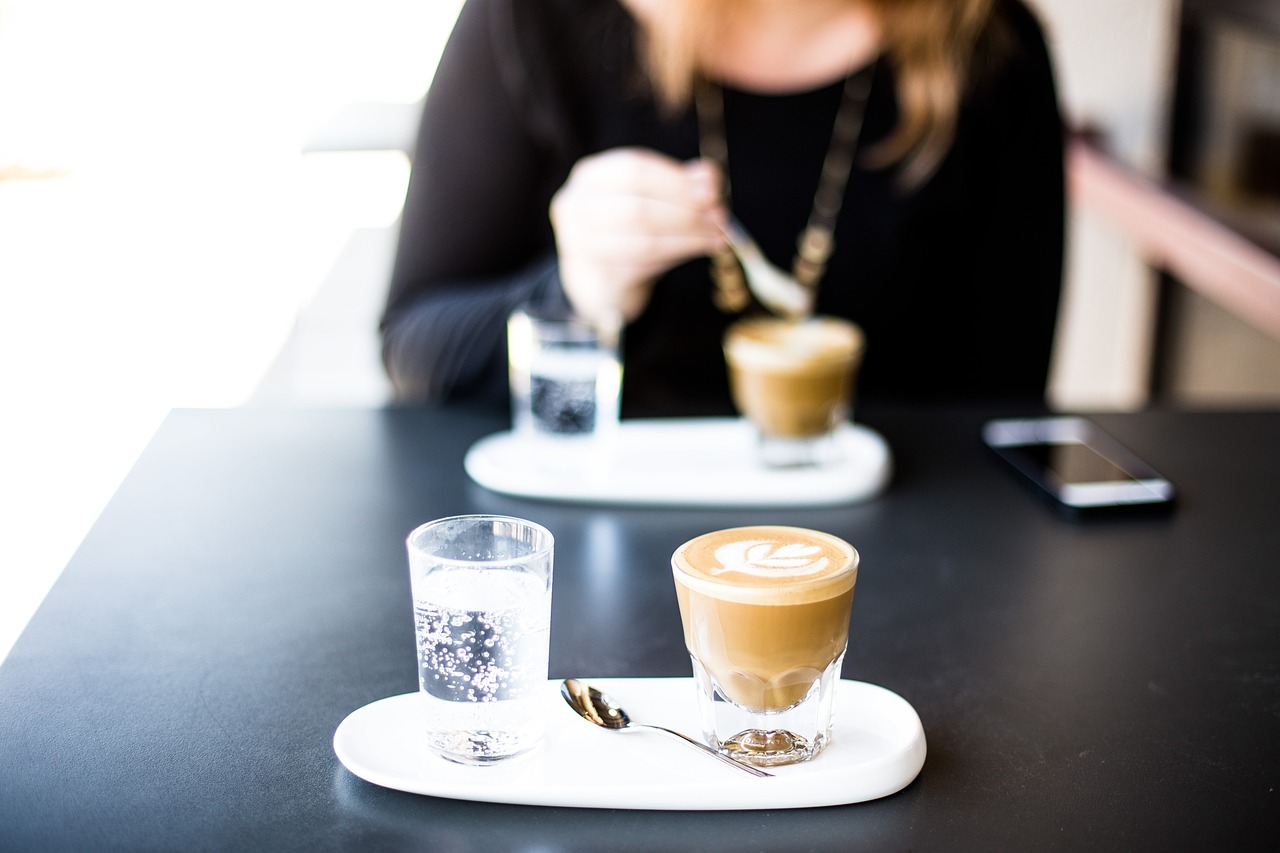 Two friends having beverages at a café | Source: Pixabay