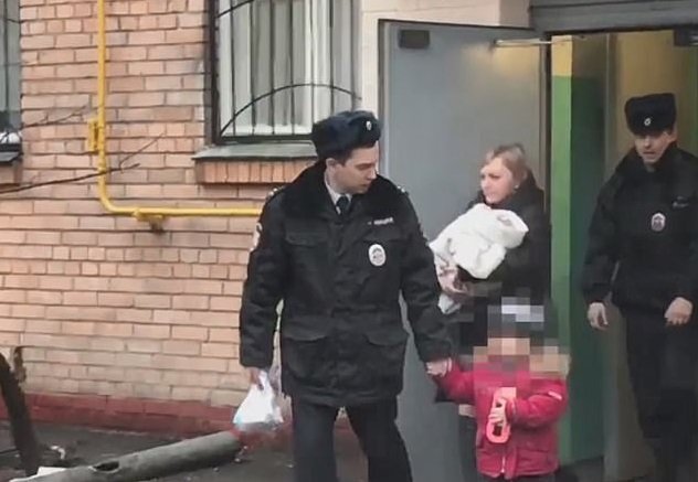 Autoridades sacando a los hijos de Barnokhon de su casa | Foto: YouTube/Телеканал 360° Autoridades sacando a los hijos de Barnokhon de su casa | Foto: YouTube/Телеканал 360°