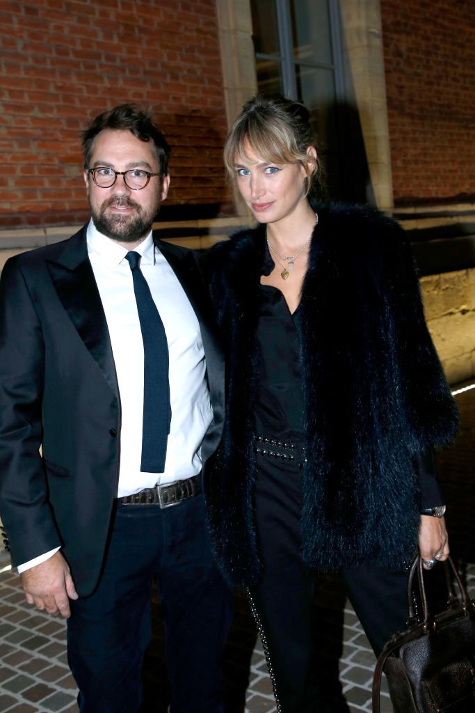 Pauline Lefevre et son mari Julien Ansault assistent au "Diner Surrealiste" pour célébrer le 241e anniversaire de la "Maison Louis Roederer" le 4 octobre 2017 à Reims, France. | Photo : Getty Images. Pauline Lefevre et son mari Julien Ansault assistent au "Diner Surrealiste" pour célébrer le 241e anniversaire de la "Maison Louis Roederer" le 4 octobre 2017 à Reims, France. | Photo : Getty Images.