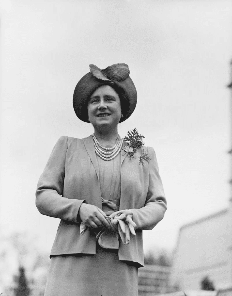 Elisabeth Bowes-Lyon, Königin Elisabeth die Mutter der Königin beim Royal Lodge in Windsor Great Park, April 1940. | Quelle: Getty Images