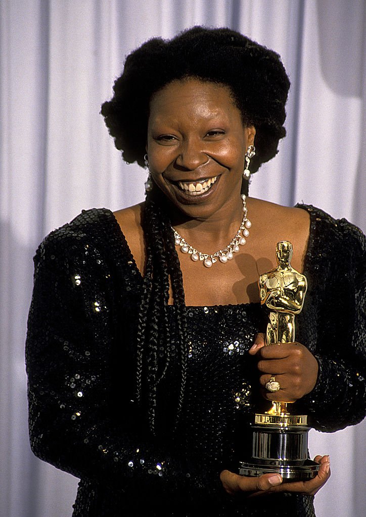 Whoopi Goldberg, with her Oscar for Best Supporting Actress, at the 63rd Annual Academy Awards. | Photo: Getty Images