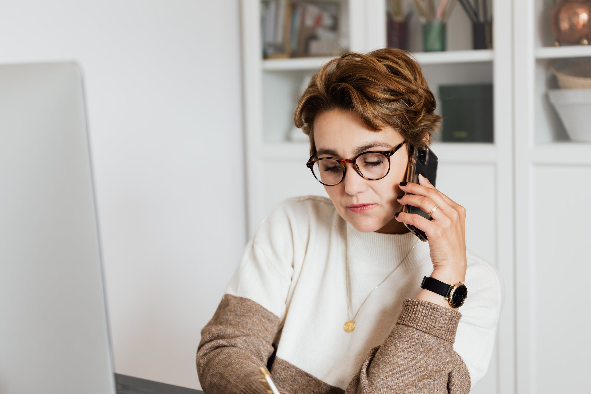 A woman attending a phone call | Source: Pexels