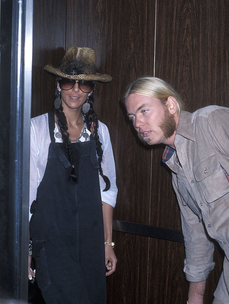 Cher and Gregg Allman on November 5, 1977, as they arrive at JFK Airport in New York | Photo: Getty Images