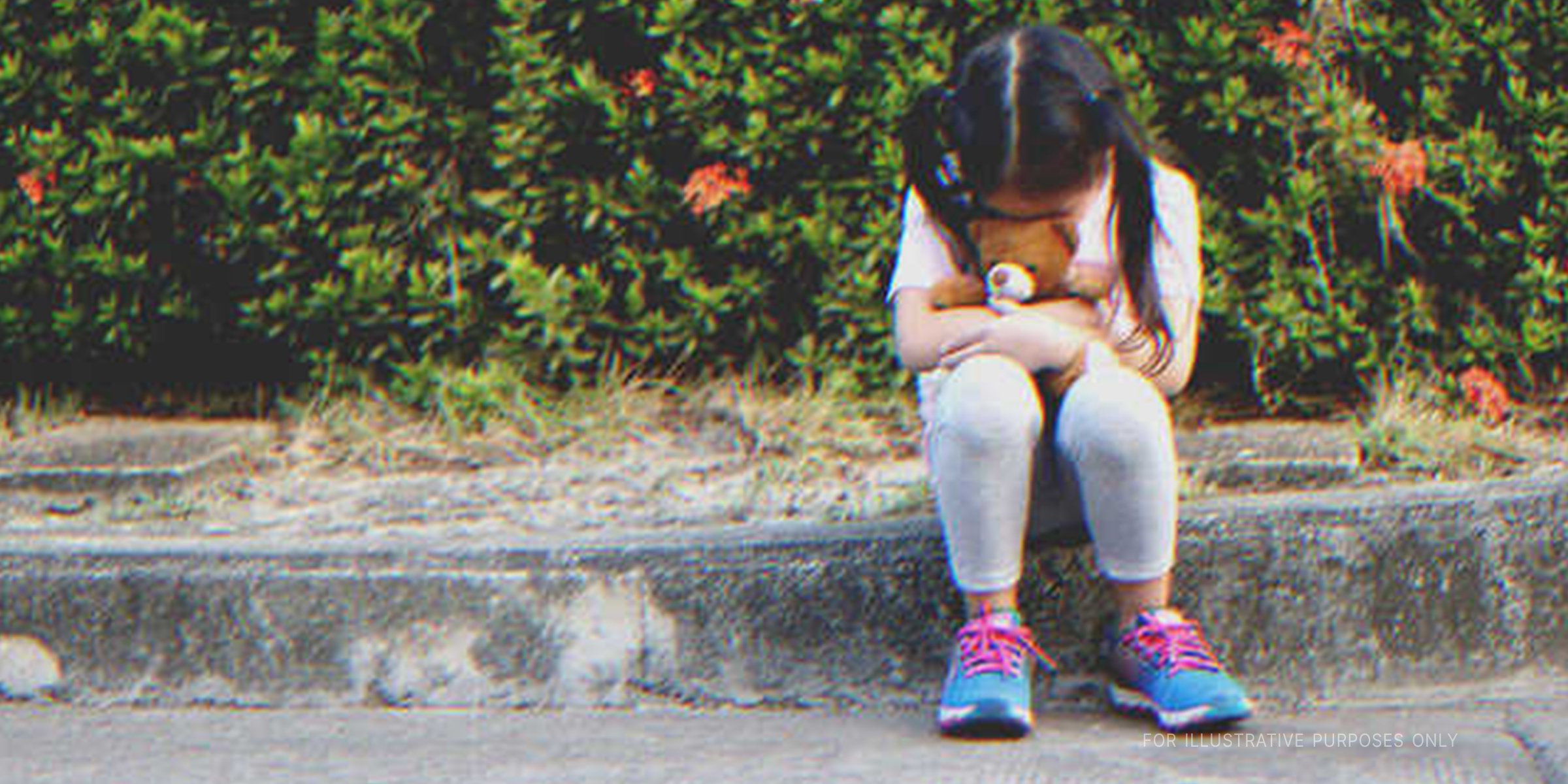 Sad little girl on roadside | Source: Shutterstock