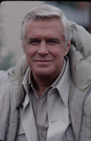 George Peppard prend la pose pour un portrait | Getty Images