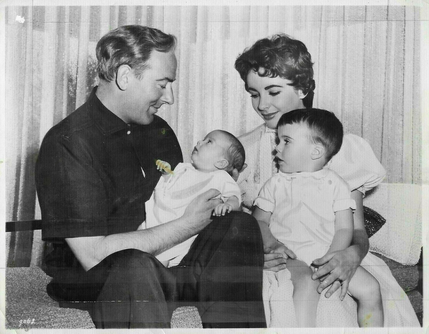 Elizabeth Taylor and Richard Burton during press conference at Schiphol for "The Spy Who Came In From The Cold." | Source : Wikimedia Commons