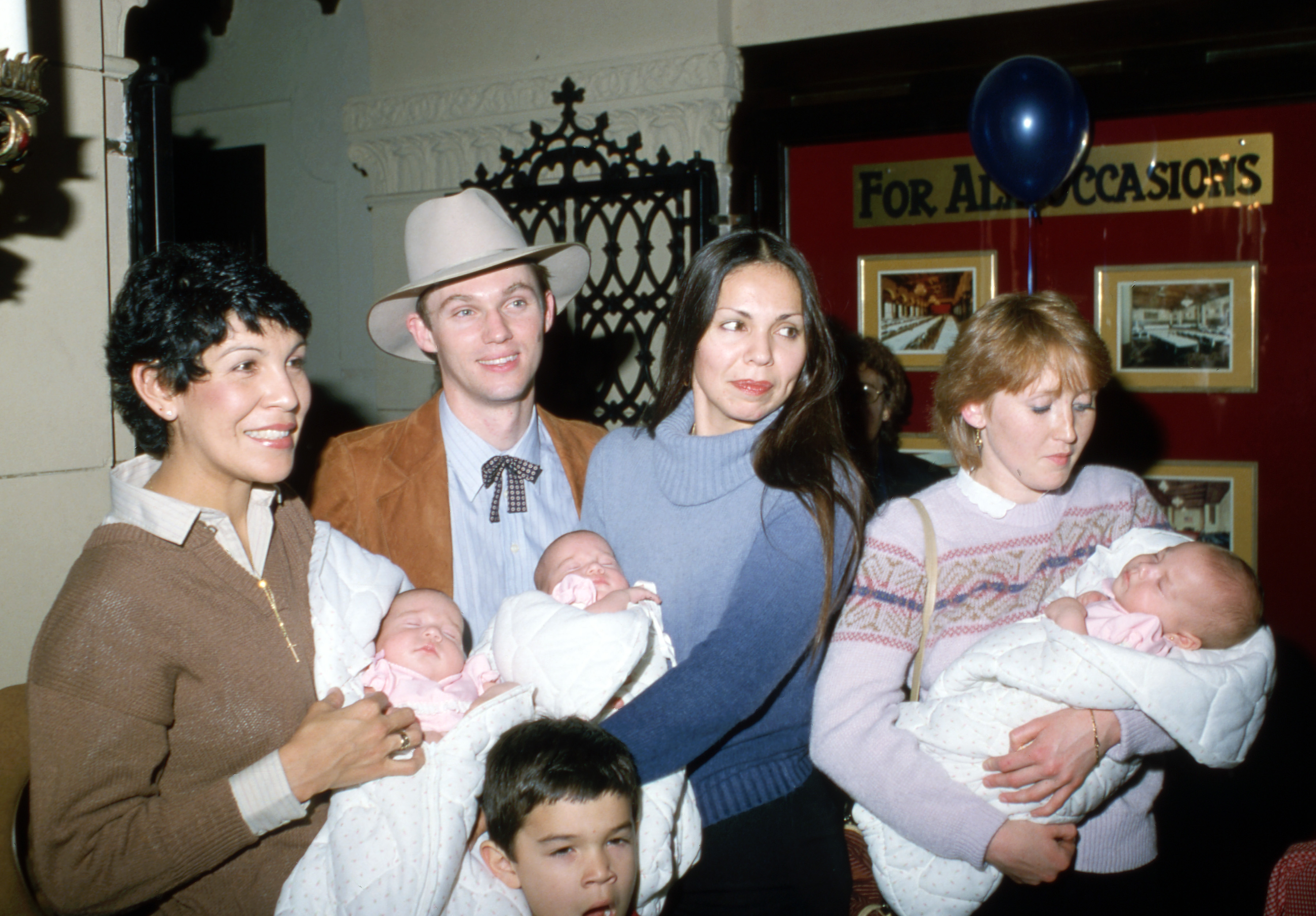 Richard Thomas and Alma Gonzalez with daughters Gwyneth, Pilar, and Barbara, son Richard, sister-in-law Magdalene and friend Patsy Curtin on May 22, 1981 | Source: Getty Images