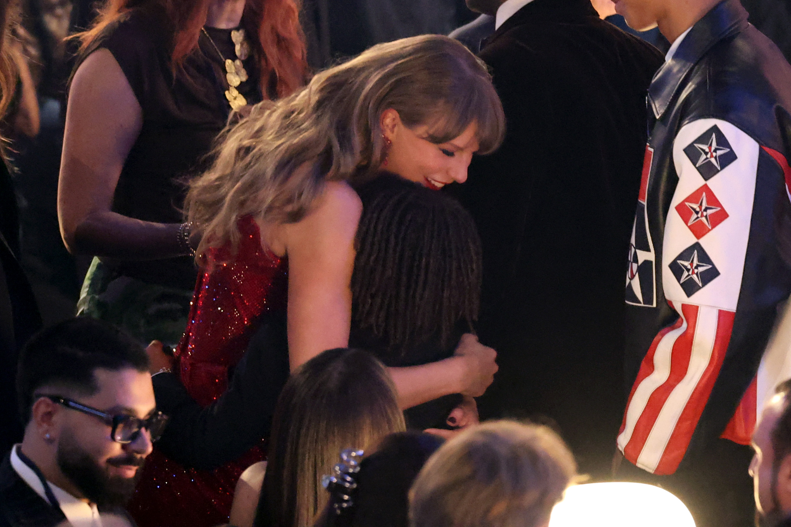 Taylor Swift and Genesis Dean sharing an embrace. | Source: Getty Images