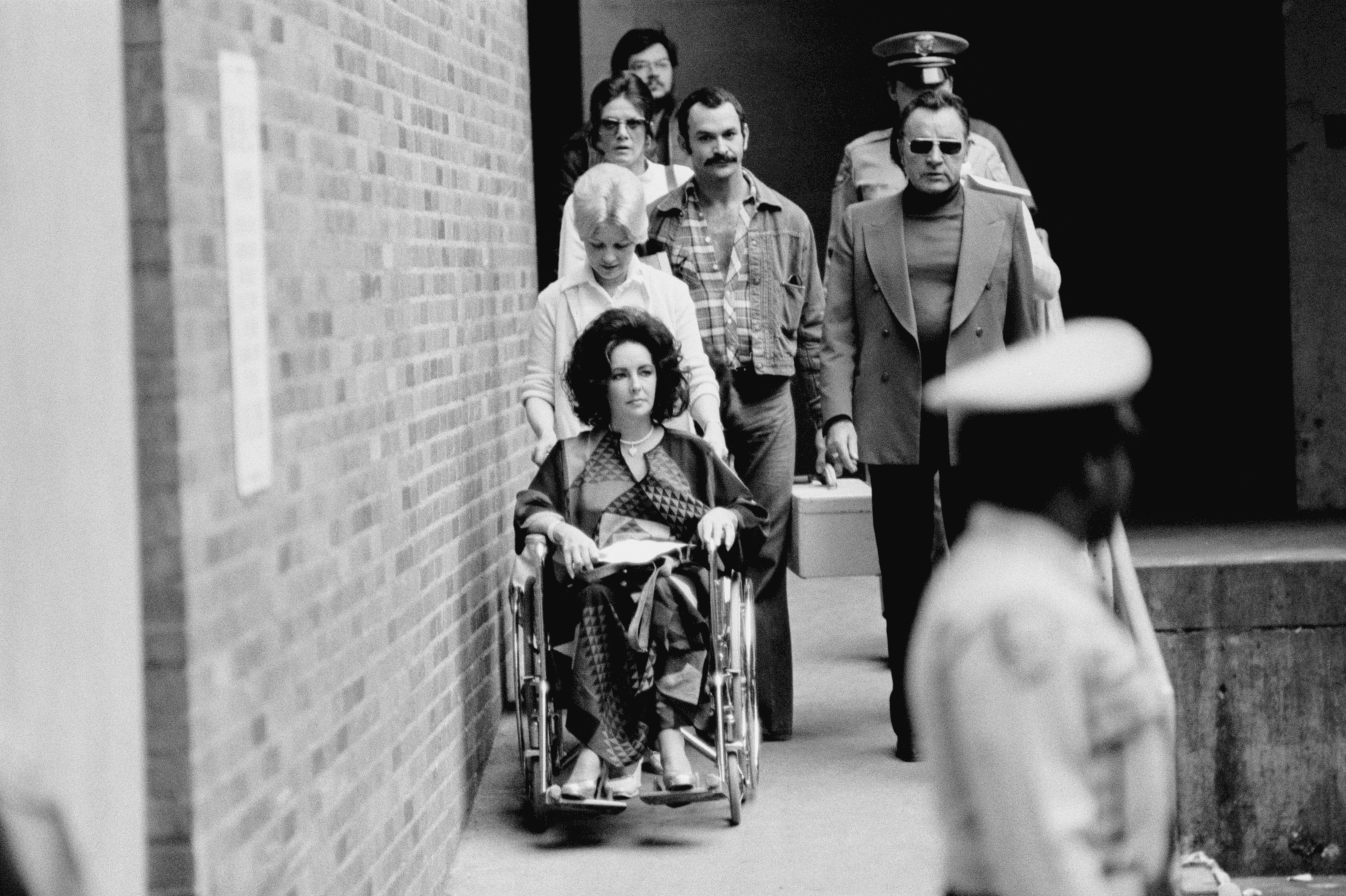 Elizabeth Taylor y Richard Burton saliendo del hospital el 1 de diciembre de 1973 en Los Ángeles | Foto: Getty Images