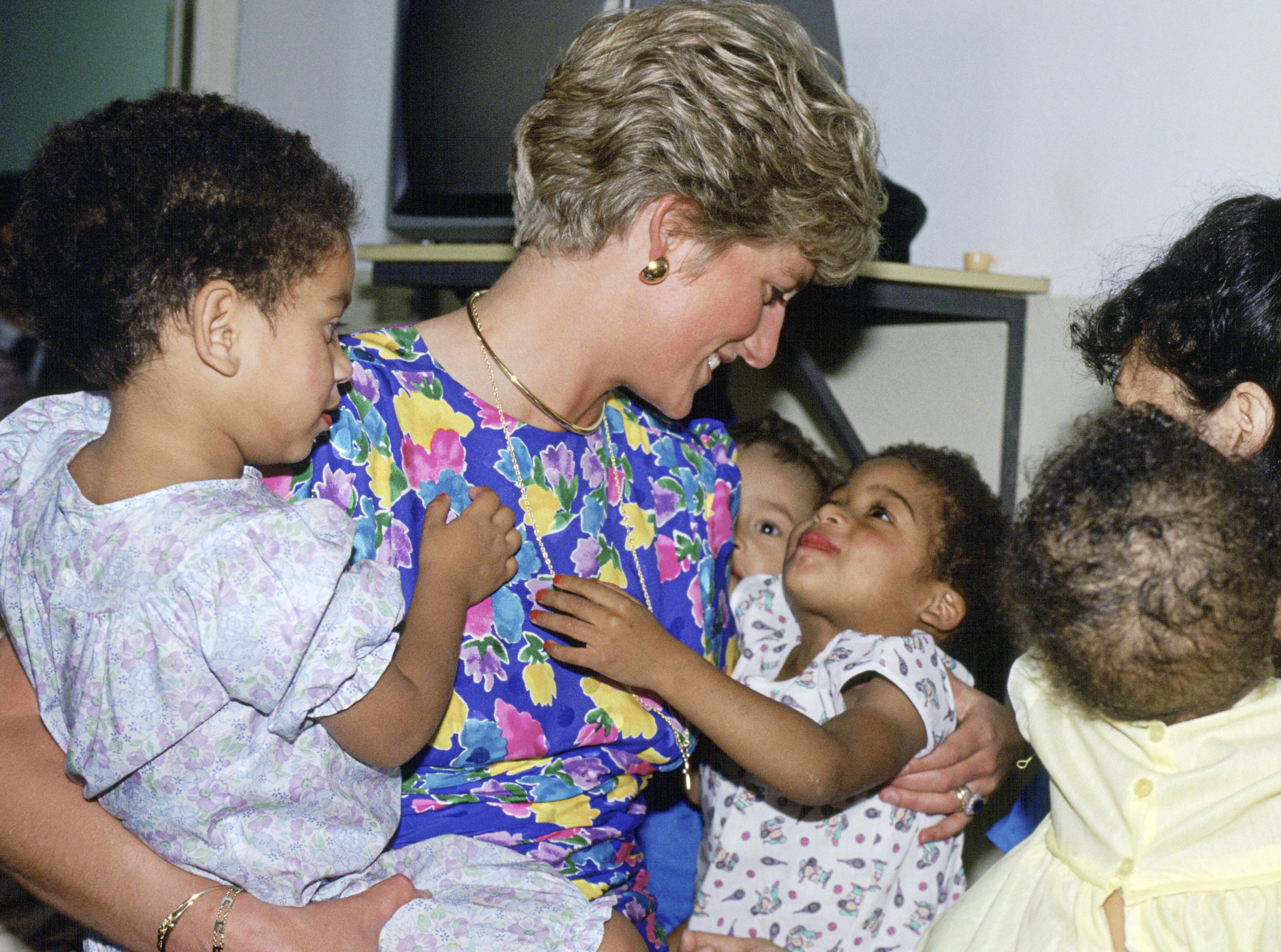 Princess Diana visits AIDS/HIV Hostel Brazil on April 24, 1991. | Source: Getty Images
