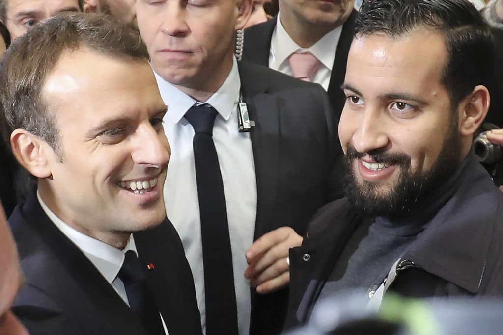Emmanuel Macron flanqué de l'officier supérieur de sécurité de l'Élysée Alexandre Benalla visite le 55e Salon international de l'agriculture au parc des expositions de la Porte de Versailles à Paris, le 24 février 2018. | Photo : Getty Images
