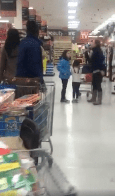 La femme blanche critiquant un couple noir dans un supermarché ShopRite. l Source: Facebook/Tatiana Winn