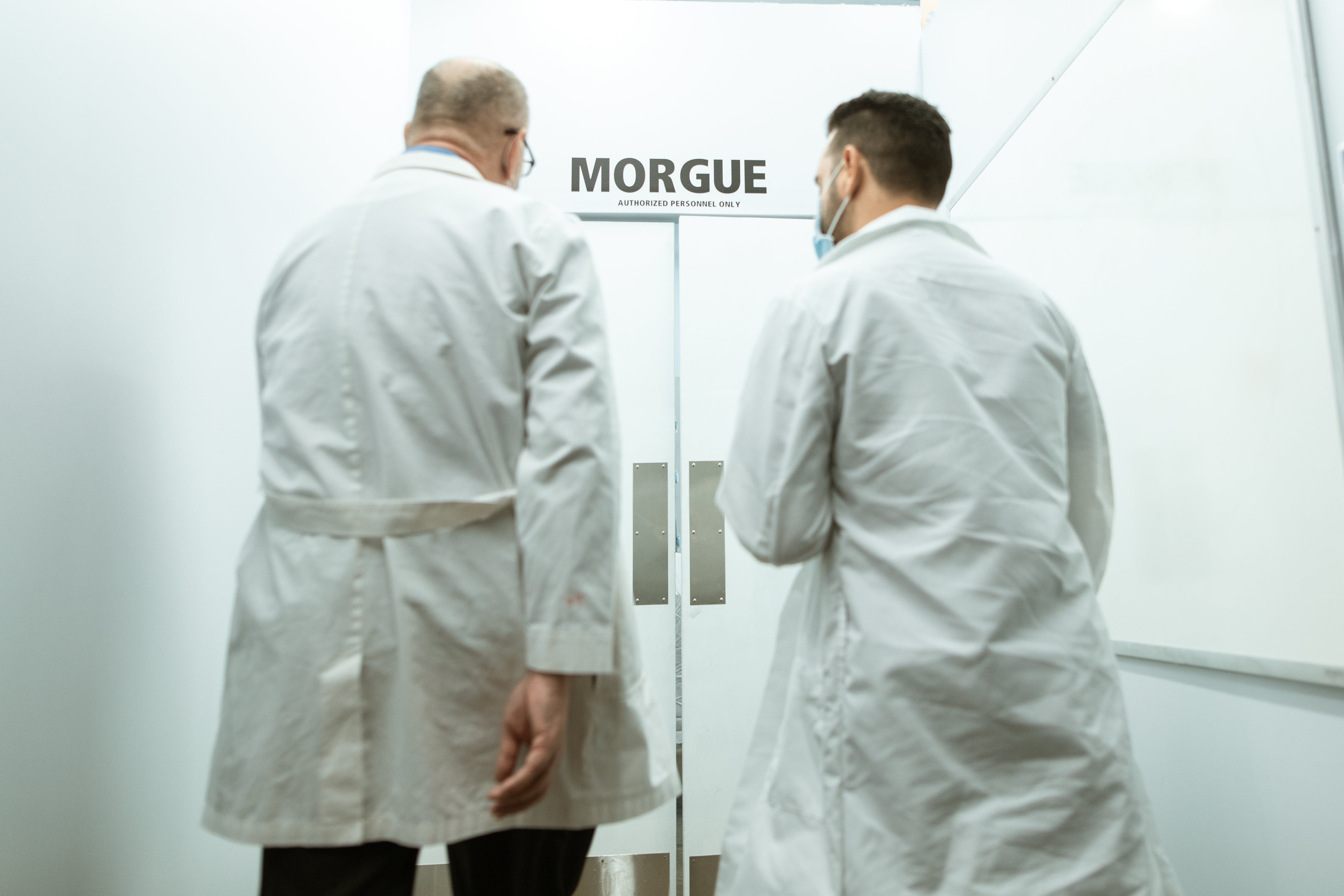 People entering a morgue. | Source: Pexels