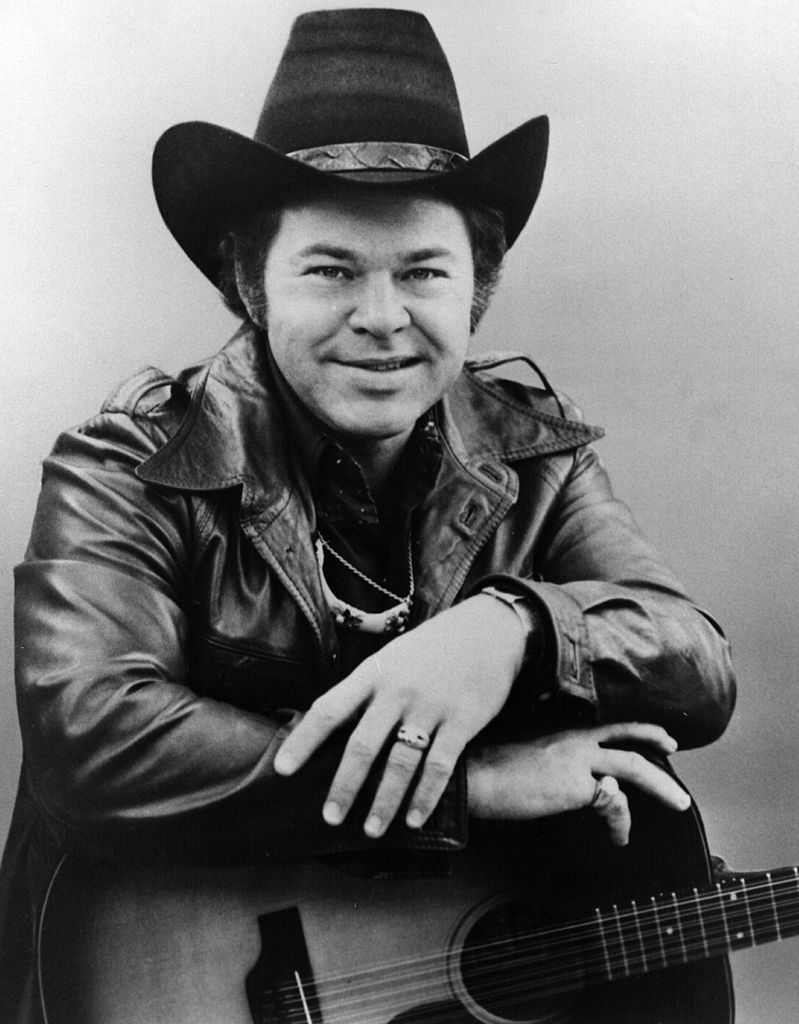 US country musician Roy Clark (1933 - 2018) with his guitar in 1973 | Photo: Keystone/Getty Images