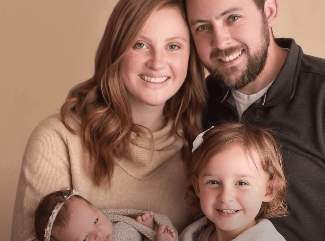 Photo de famille d'un couple et de leurs deux filles qu'ils ont adoptées dans un centre d'adoption d'embryons | Photo : Youtube/WBIR Channel 10