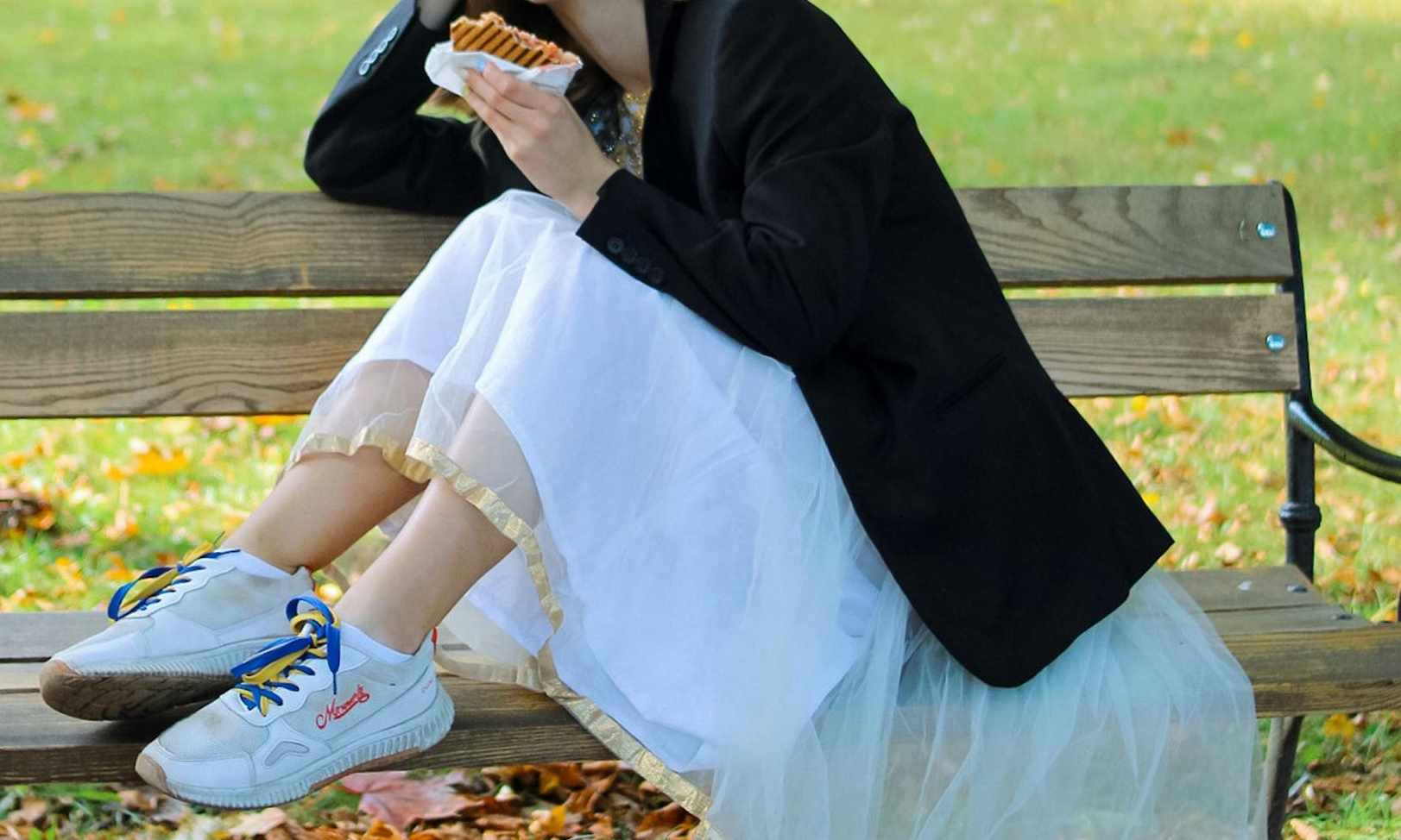 A woman eating a sandwich on a park bench | Source: Pexels
