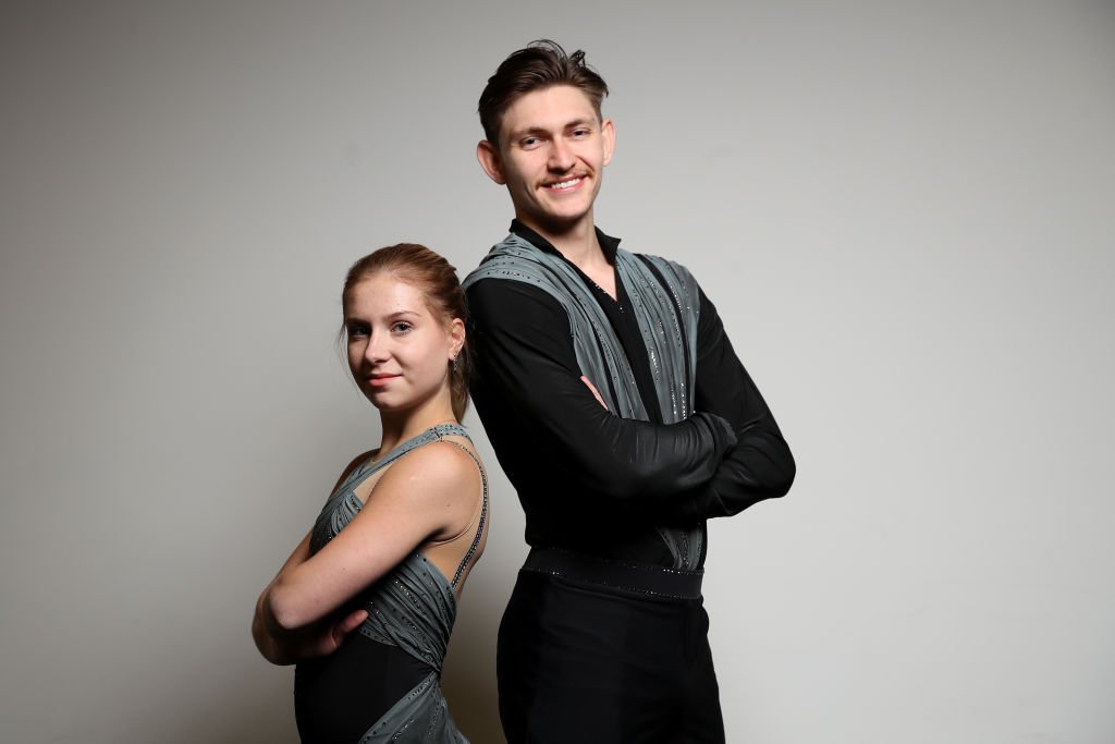 Le patineur artistique australien Harley Windsor et sa partenaire de patinage Ekaterina Alexandrovskaya posent lors d'une séance de portrait le 16 août 2017 à Sydney, en Australie. | Photo : Getty Images