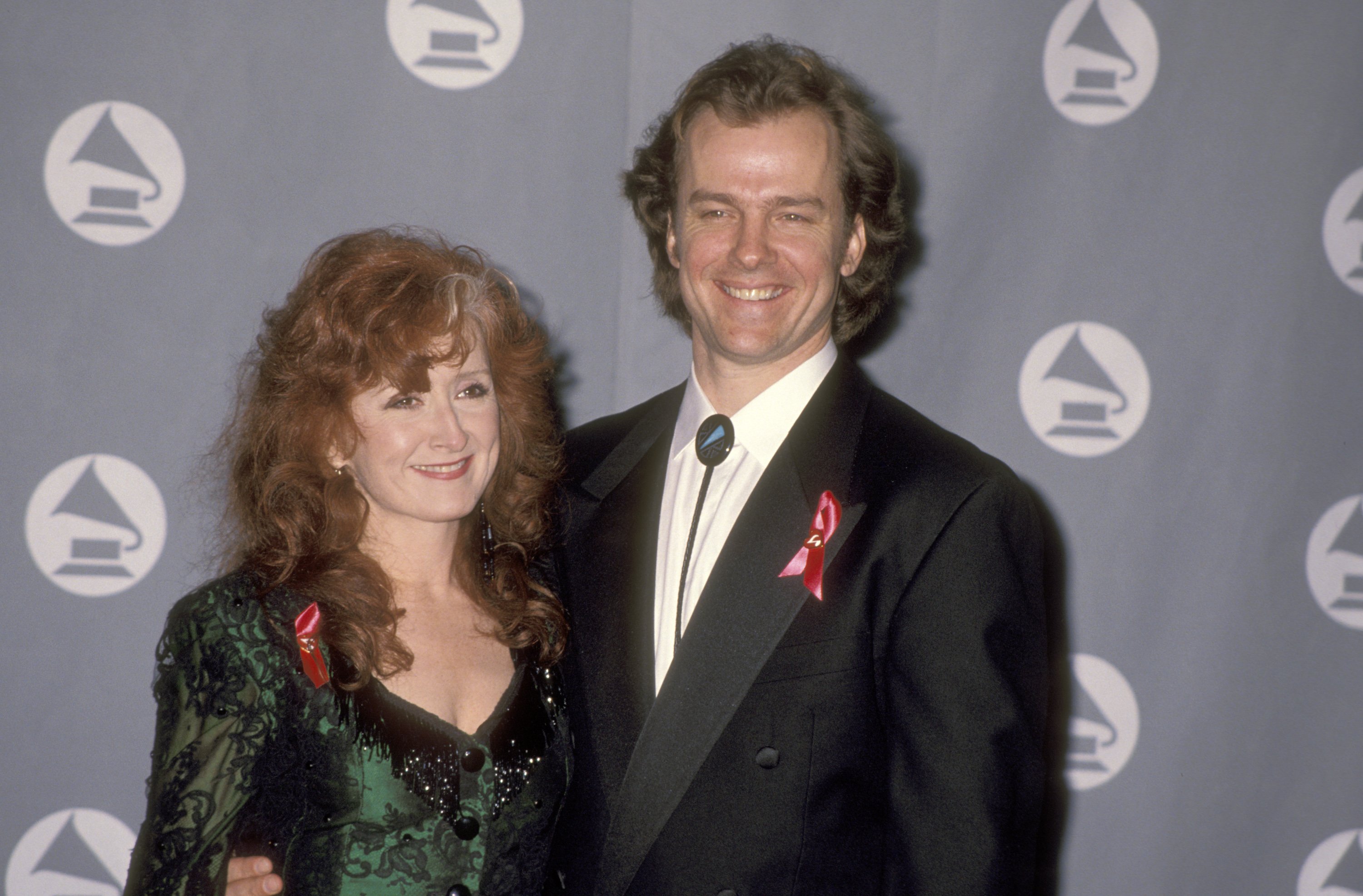 Bonnie Raitt and Michael O'Keefe attend the 35th Annual Grammy Awards on February 24, 1993, at Shrine Auditorium in Los Angeles, California | Source: Getty Images