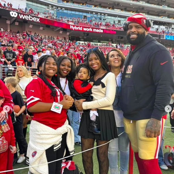 Sondra and Trent Williams posing for a photo with their daughters Micah, Madison, and MaKayla Williams and a loved one. | Source: Instagram/yoginisdww