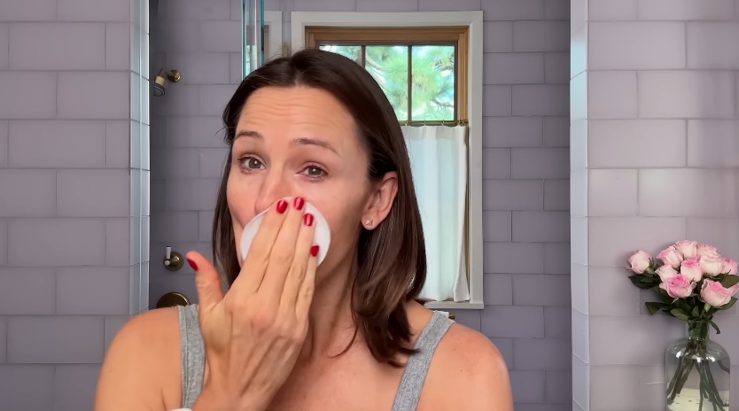 Jennifer Garner cleanses her skin while beginning her beauty routine in a post dated December 11, 2023. | Source: YouTube/Vogue