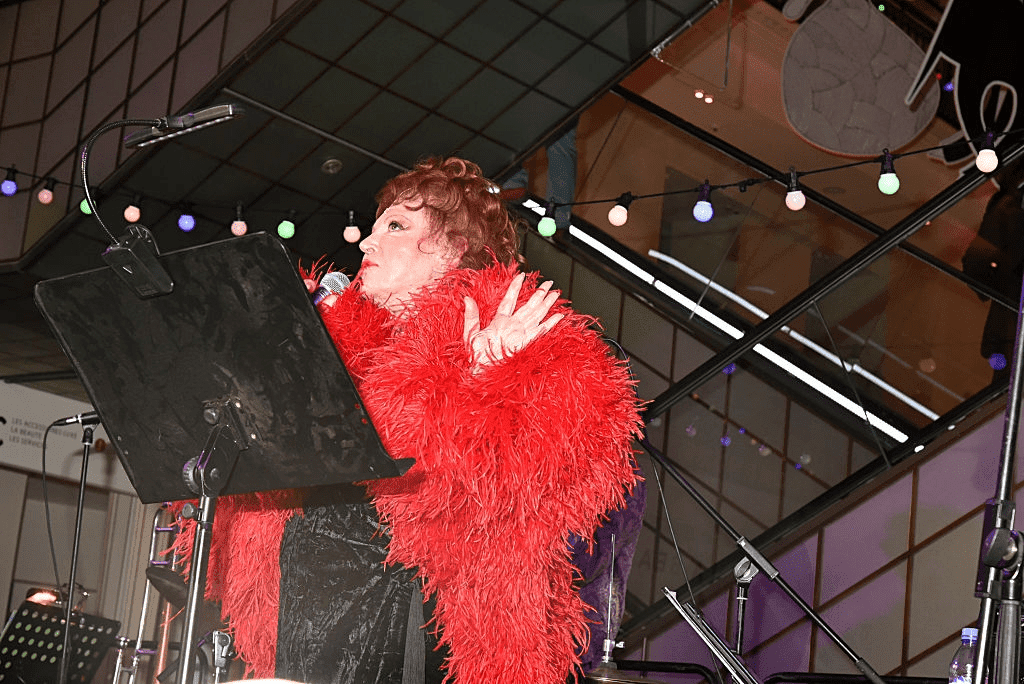 La chanteuse Régine Choukroun, ancienne propriétaire du Club "Chez Regine", se produit pendant le "Paris" : Cocktail de dévoilement de l'exposition au Bon Marché le 7 septembre 2016 à Paris France. | Photo : Getty Images