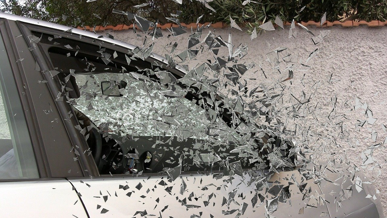 Car accident broken glass | Source: Pixabay