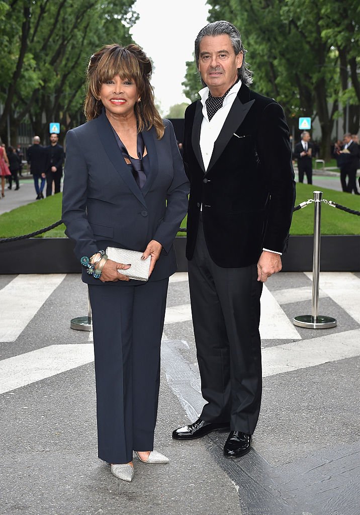 Tina Turner y Erwin Bach asisten a la inauguración y cóctel de recepción del 40 aniversario de Giorgio Armani Silos el 30 de abril de 2015 en Milán | Foto: Getty Images