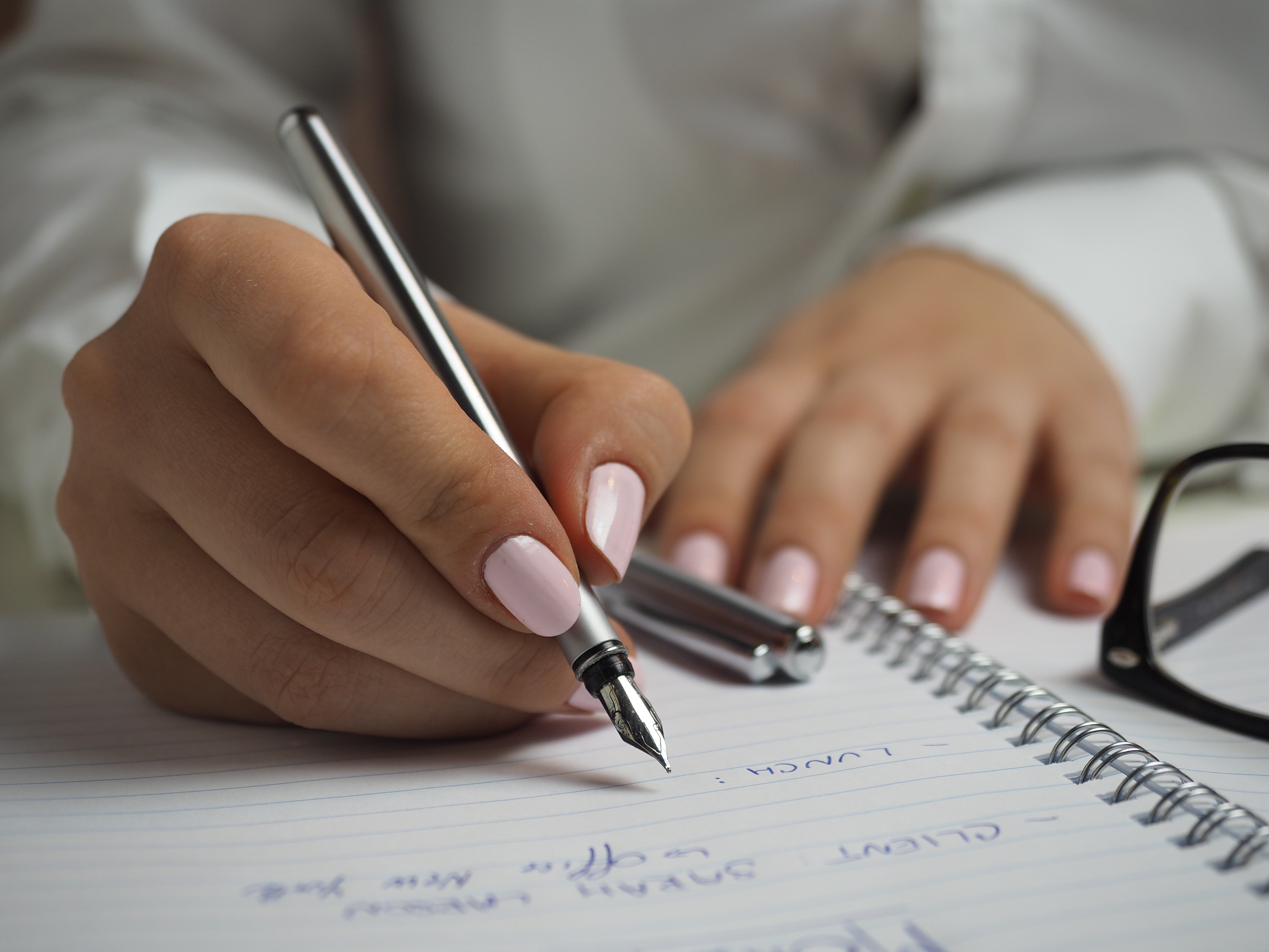 Mano femenina escribiendo una lista. | Foto: Pexels